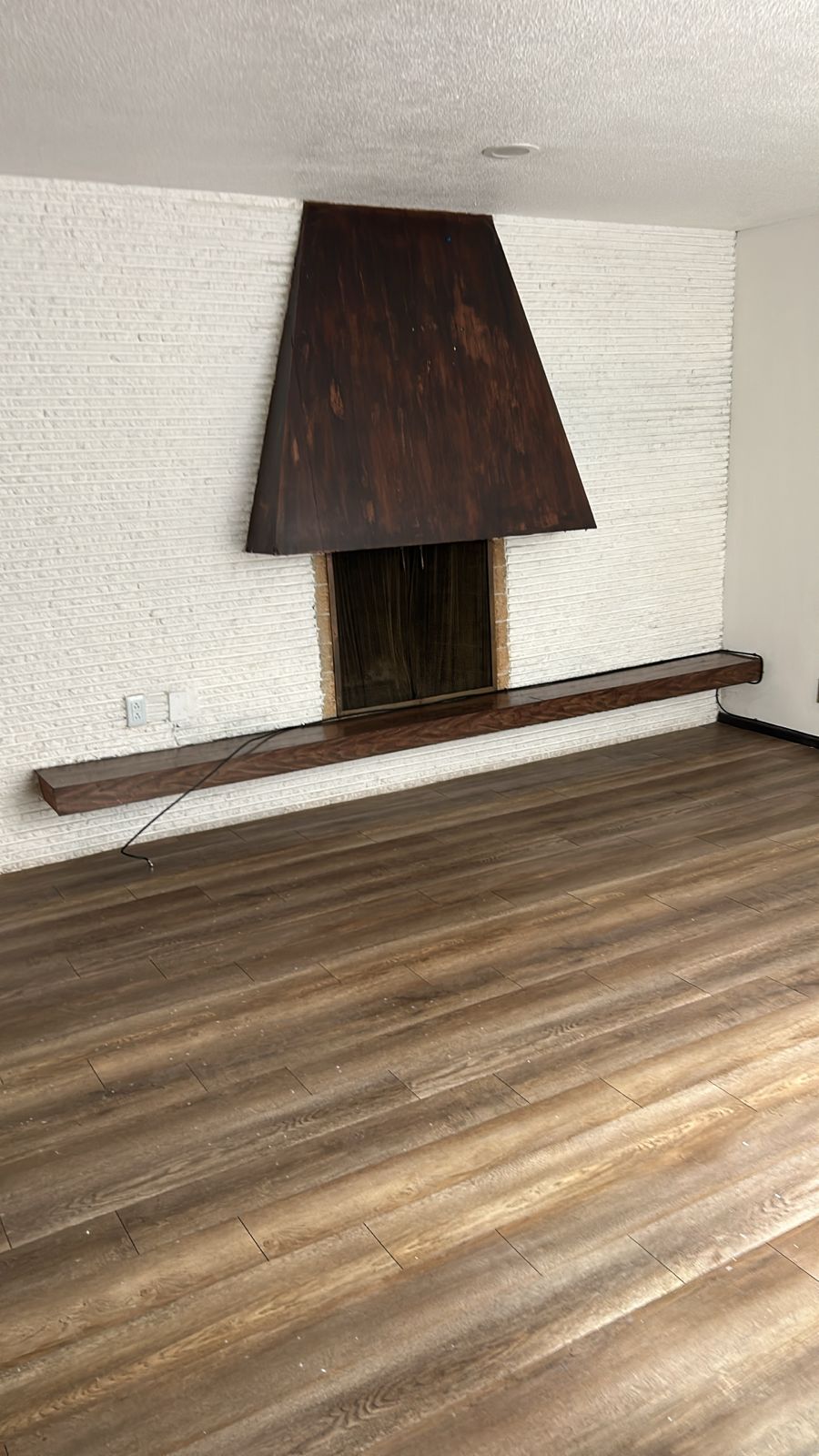 Estancia con chimenea y piso tipo madera